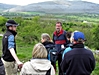 Angus zeigt uns die Flora und Fauna in den Burren